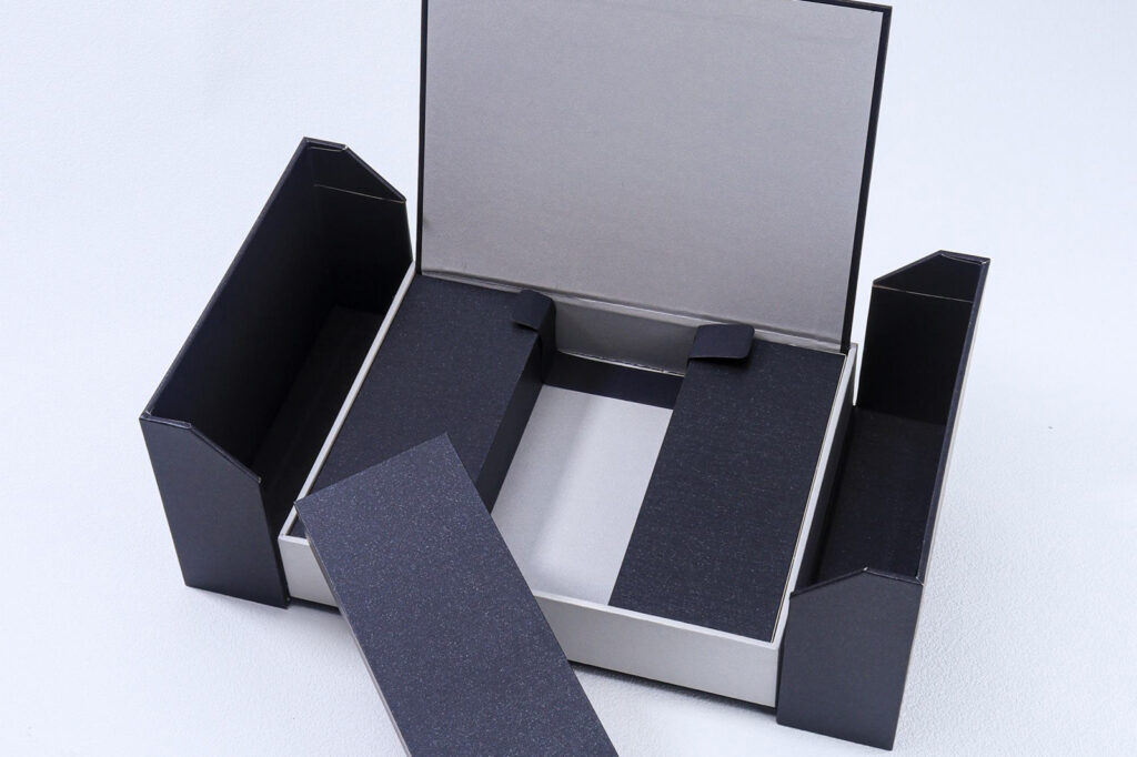 Individuell gestaltete Geschenkbox in Schwarz mit Magnetverschluss