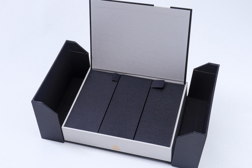 Individuell gestaltete Geschenkbox in Schwarz mit Magnetverschluss