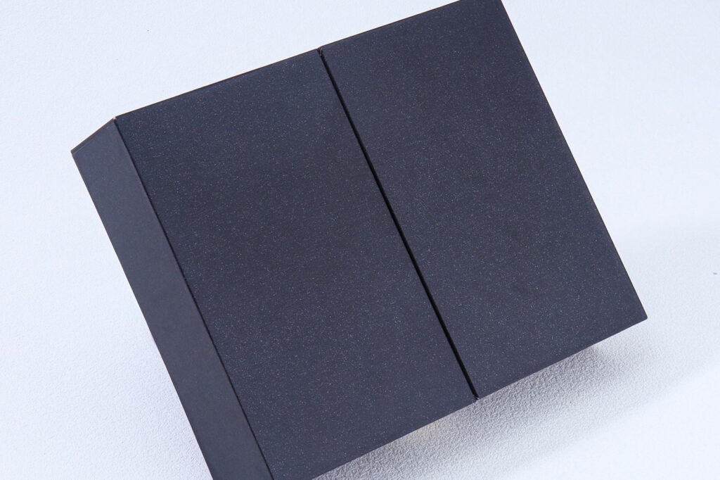 Individuell gestaltete Geschenkbox in Schwarz mit Magnetverschluss
