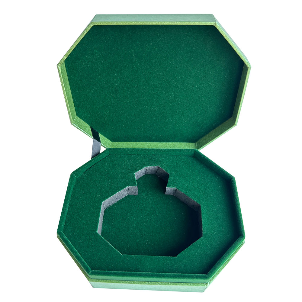 Offene Parfüm-Geschenkbox mit grünem, beflocktem Flaschenhalter