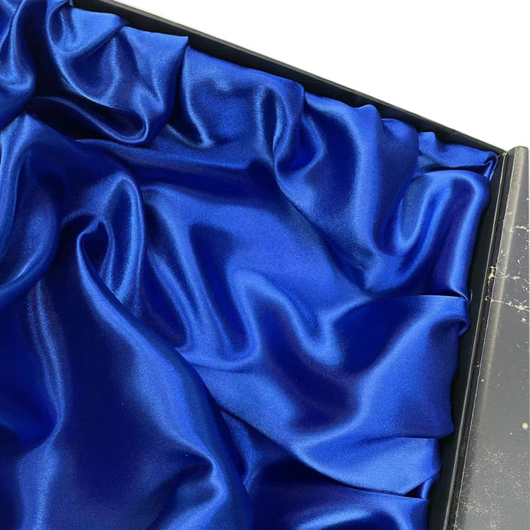Werbeverpackungen – Magnetische Geschenkboxen aus Seide
