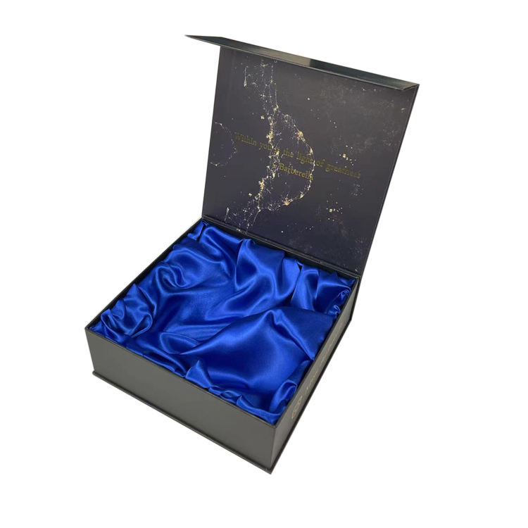 Werbeverpackungen – Magnetische Geschenkboxen aus Seide